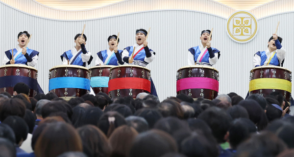 신천지 맛디아지파가 주최하는 말씀대성회가 11일 정오 대전 서구 신천지 대전교회에서 열린 가운데, 북 공연이 펼쳐지고 있다.