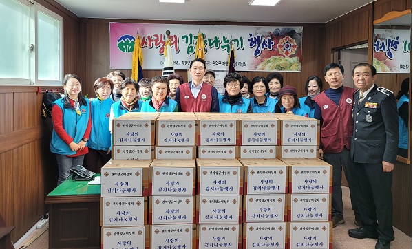 사랑의 김장김치 나누기 행사에 참가한 김사연 회장과 여성향군 회원들