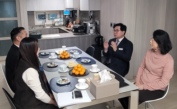 박일하 동작구청장이 동작구 ‘출산 전 임신맘도우미 ’이용 가정 방문해 의견을 청취하고 있는 모습