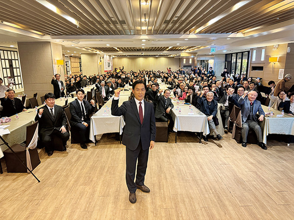 출판기념회를 찾은 참석자들과 함께 단체 사진을 찍는 김영우 前 의원.
