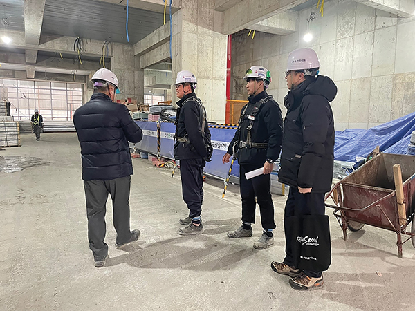 제기동 소재 신축 공사현장을 점검하는 동대문구 직원과 관계자들 모습.