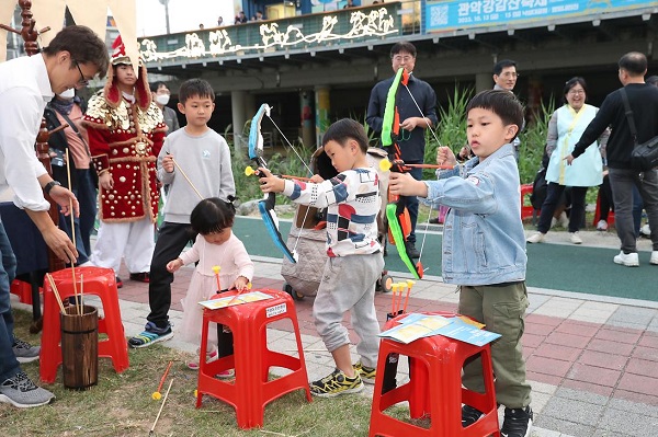 강감찬축제 체험부스에서 전통놀이를 즐기고 있는 아이들