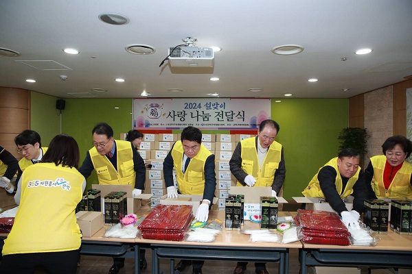 박준희 구청장이 사랑나눔 ‘설맞이 선물포장’ 자원봉사에 참여하고 있다