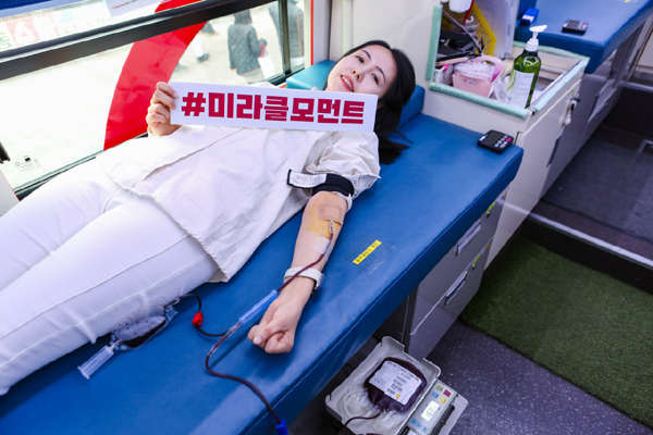 위아원 청년자원봉사단 회원이 정부과천청사역 인근에 마련된 헌혈 버스에서 헌혈을 하고 있다.