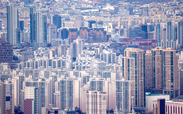 공사비 상승 등으로 분양가가 계속 오르면서 지난달 서울의 민간아파트 3.3㎡당 평균 분양가가 3천700만원을 넘어섰다.