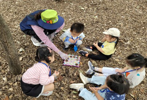 성동구 매봉산 유아숲체험원에서 아이들이 즐거운 생태체험을 하고 있다.<br>