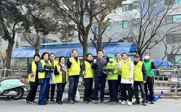 성수2가제3동 주민자치회가 봄맞이 꽃모식재로 마을 환경정비에 나섰다.<br>