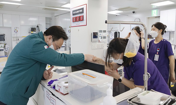 조규홍 보건복지부장관이 에이치플러스 양지병원 응급의료센터에서 의료진을 격려하고 있다