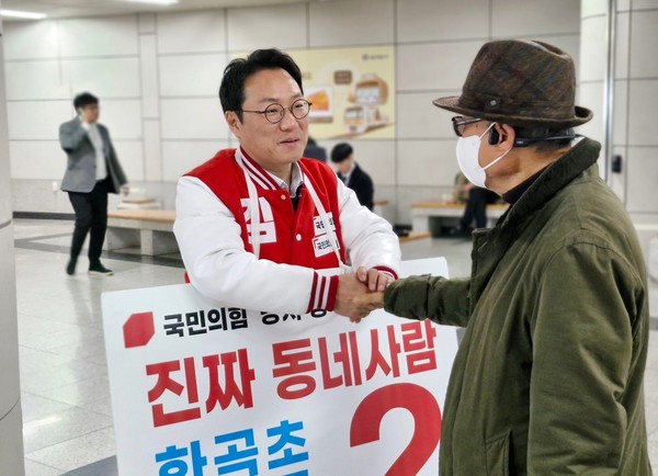 김일호 후보가 지역 주민과 인사를 나누고 있다. ⓒ김일호 후보 선거캠프