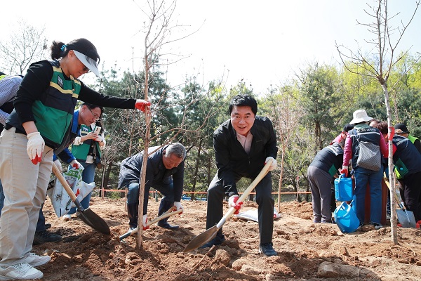 주민들과 함께 나무를 심고 있는 박준희 구청장
