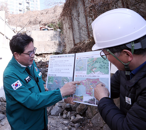 박일하 동작구청장이 상도공원 내 무허가 건물 철거지를 방문해 현장 점검을 하고 있다. 