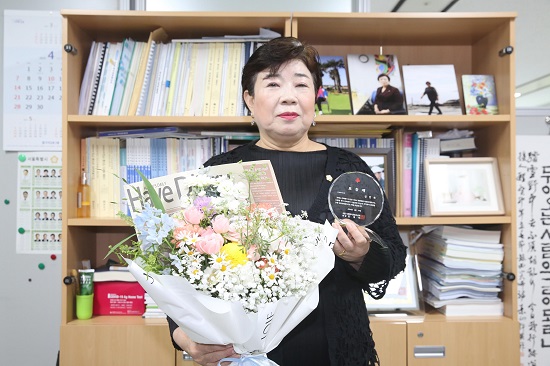김연옥 의원 ‘나눔리더’ 인증서 및 표창장 수상 후 기념촬영