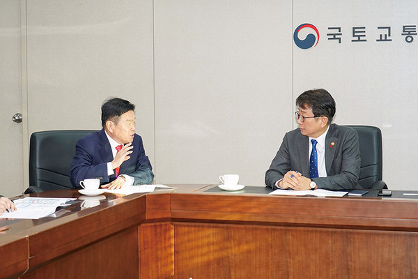 과천종합정부청사에서 지난 1월 (왼쪽부터) 이필형 구청장과 박상우 국토교통부장관이 면담하는 모습.