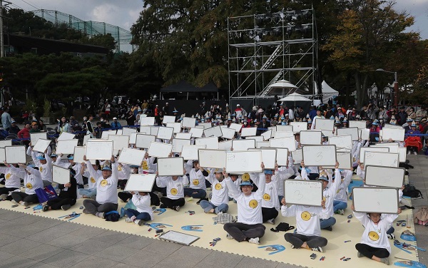 지난해 강감찬 퀴즈쇼에서 문제를 푸는 참가자들의 모습