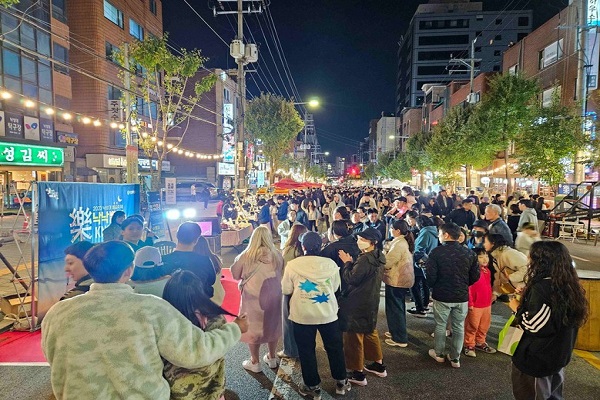 지난해 개최된 낙낙별길 축제를 즐기는 주민들